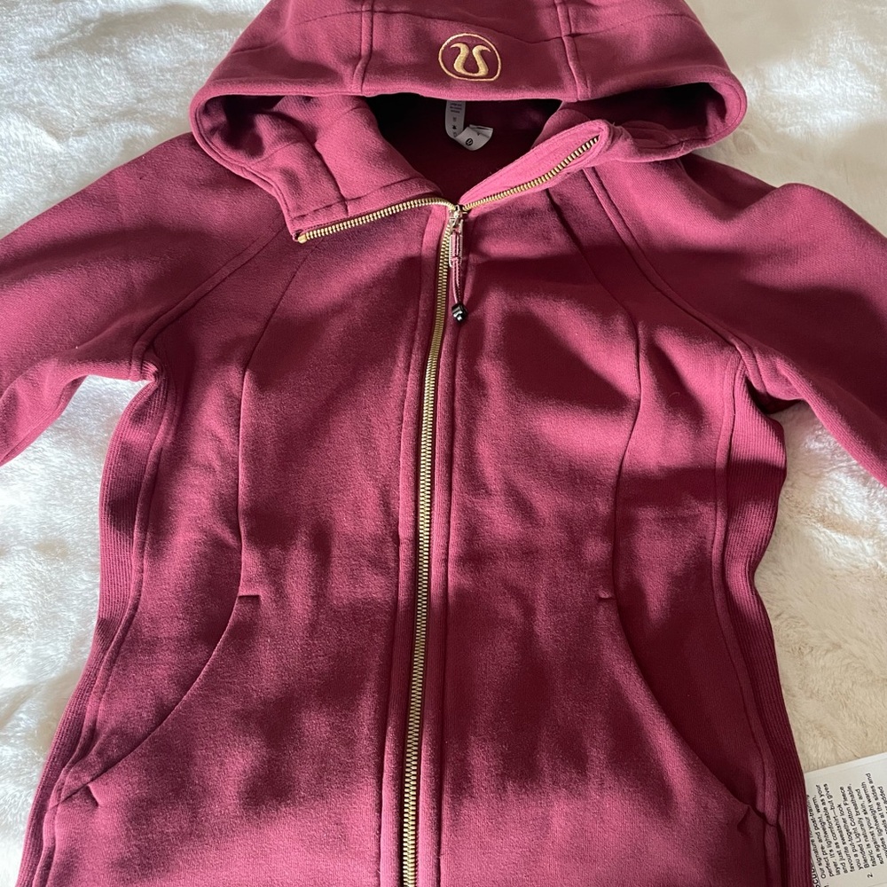 NWT Lululemon Zip Scuba Size 4. Gold zipper. In Maroon. Very pretty!